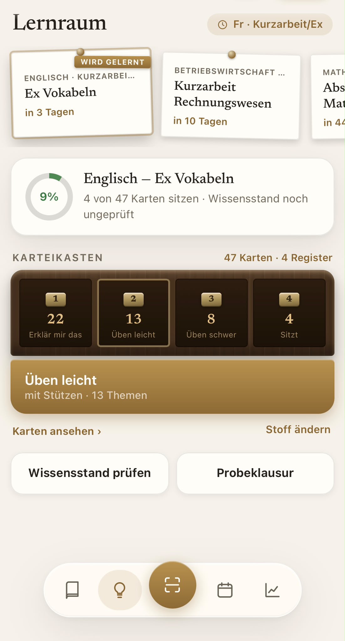 Lernraum am Handy: Prüfungszettel, Fortschrittsring und Karteikasten mit vier Holzregistern