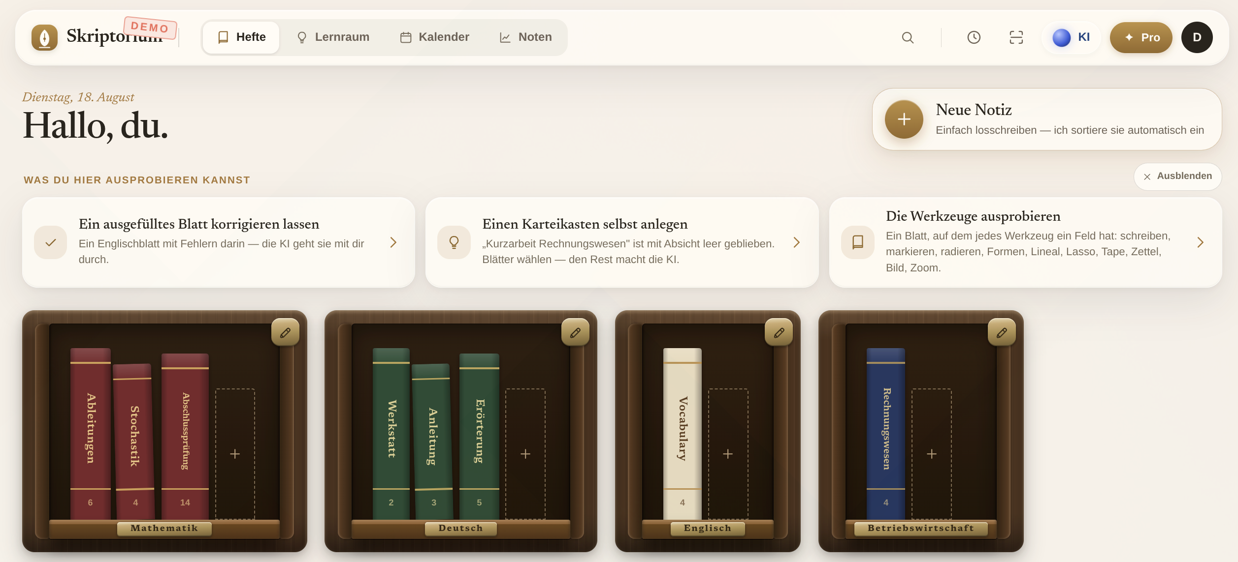 Skriptorium: Regale nach Fächern, jedes Heft ein Buch